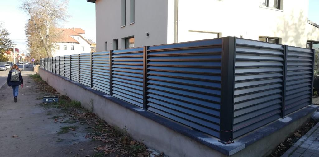 Nowoczesne ogrodzenie panelowe w kolorze antracytowym